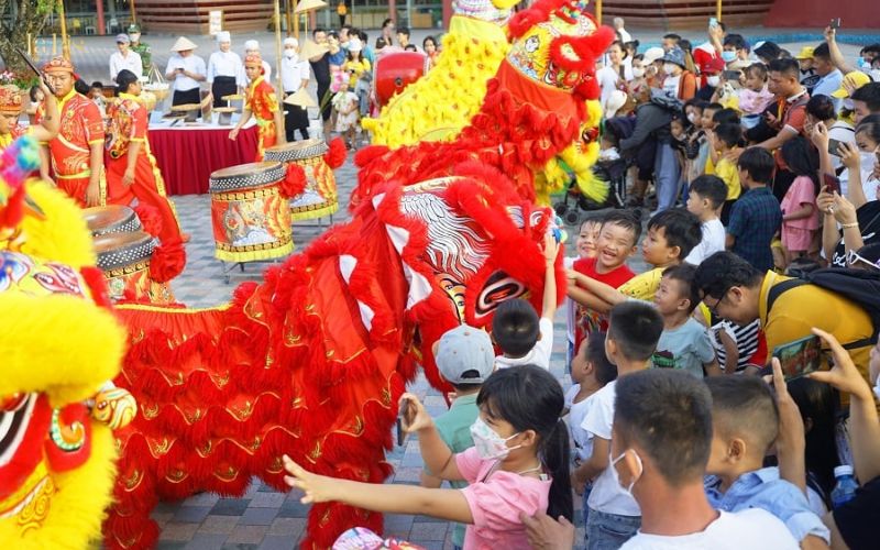 Múa lân rộn ràng