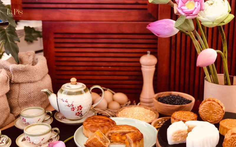 Làm bánh Trung Thu